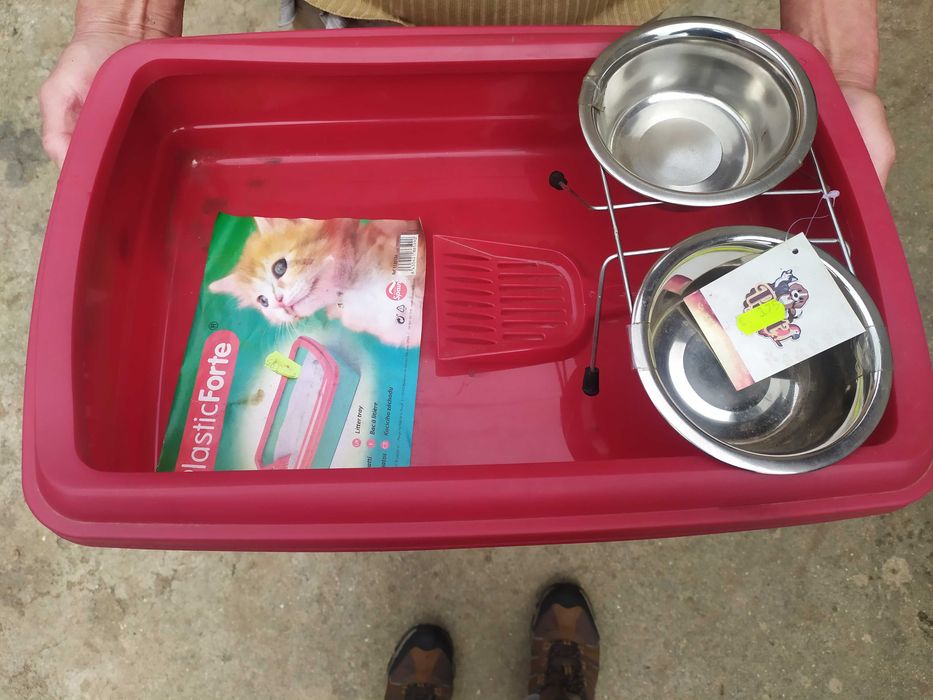 Vendo kit para gato e recipiente para a areia do gato.