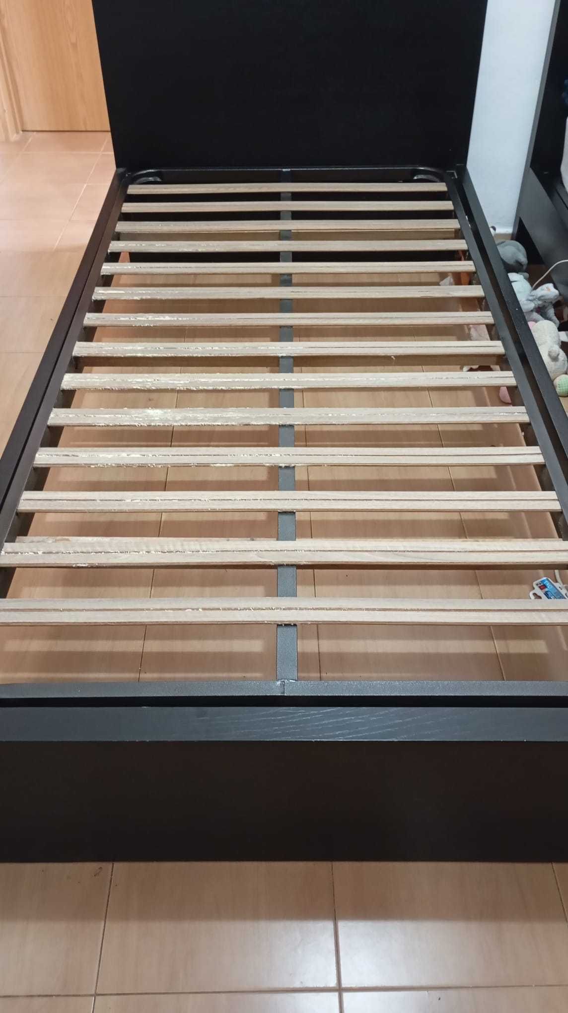 Cama de solteiro semi nova