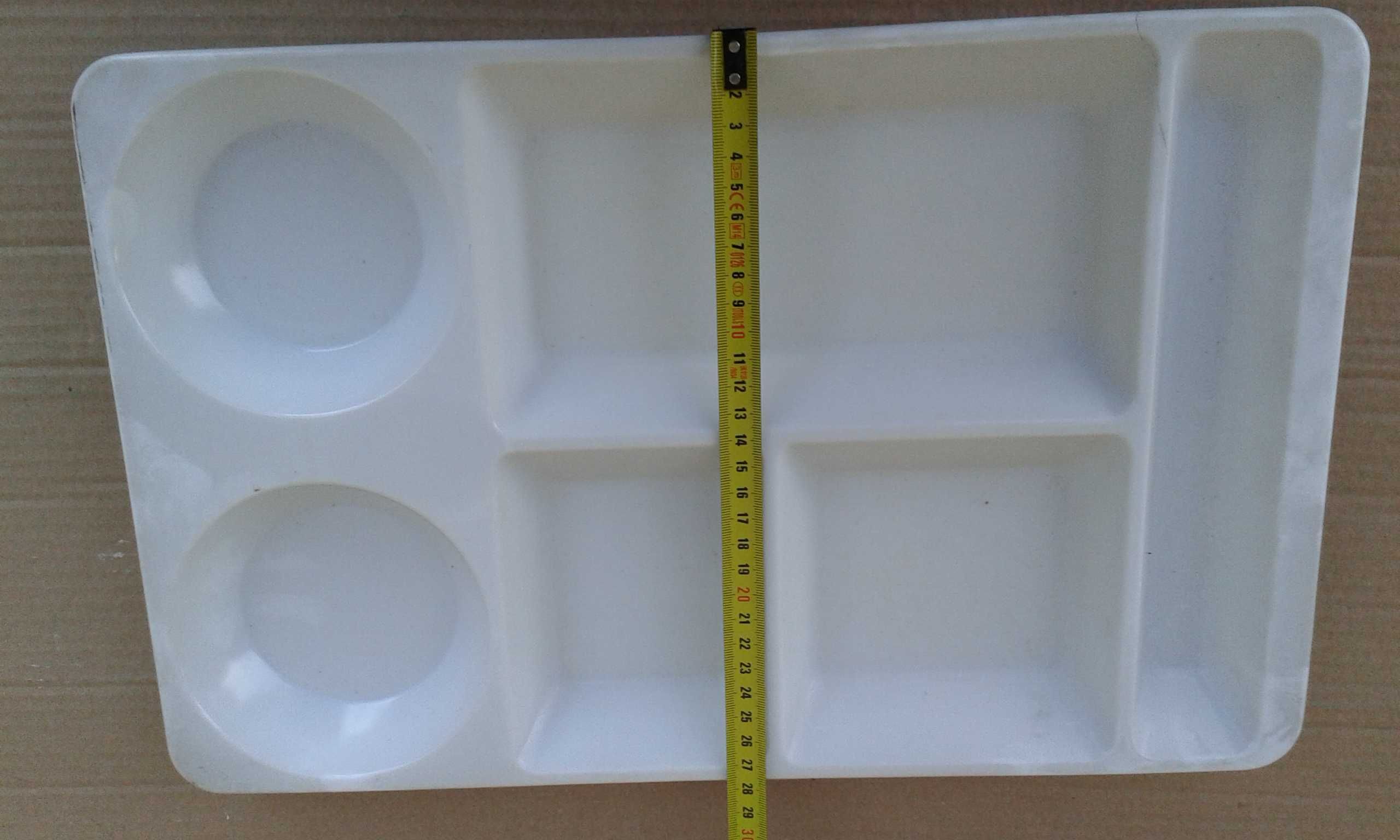 Tabuleiros em plástico branco