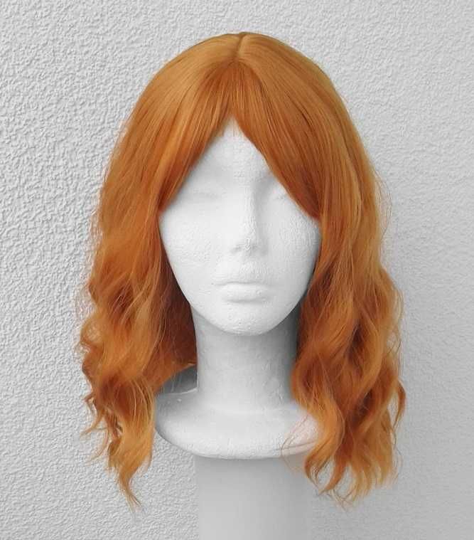 Pomarańczowa ruda krótka peruka falowana z prostą grzywką cosplay wig
