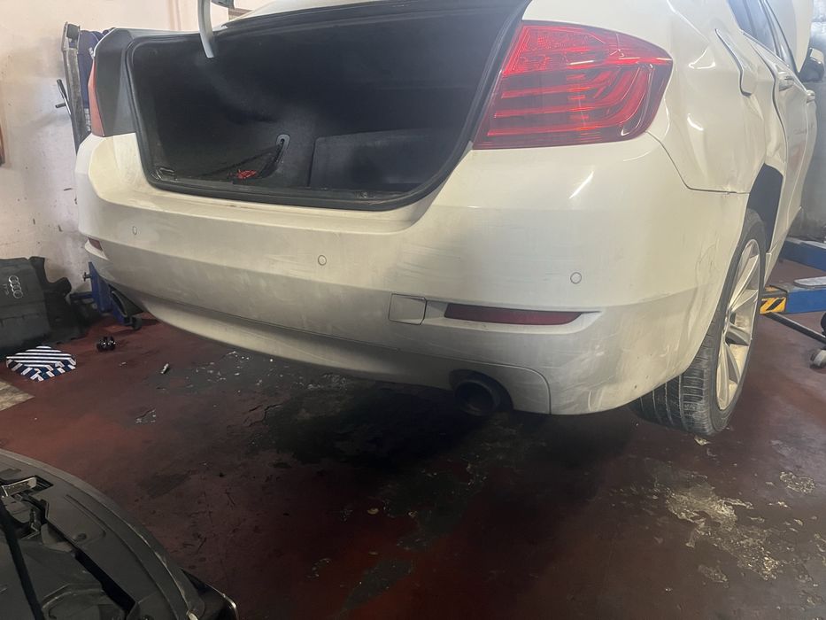 Задній бампер бмв ф10 білий оригінал під невеликий ремонт