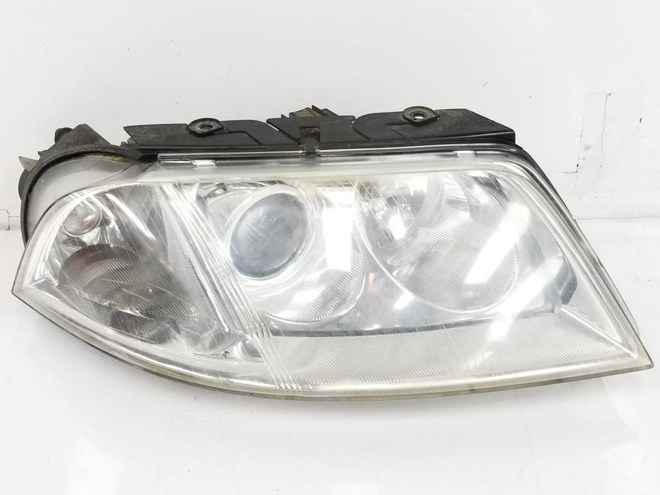 FAROL DIREITO VOLKSWAGEN PASSAT BERLINA 3B3