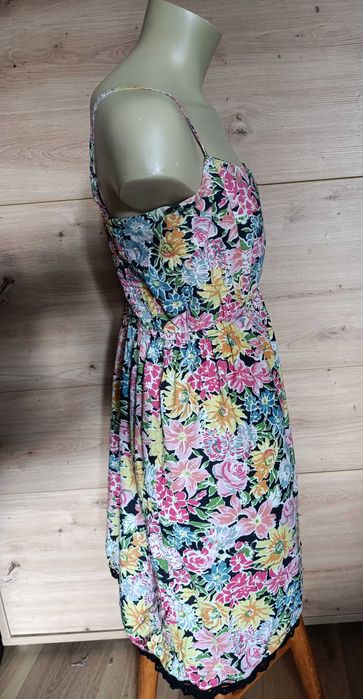 Kwiecista sukienka na ramiączkach