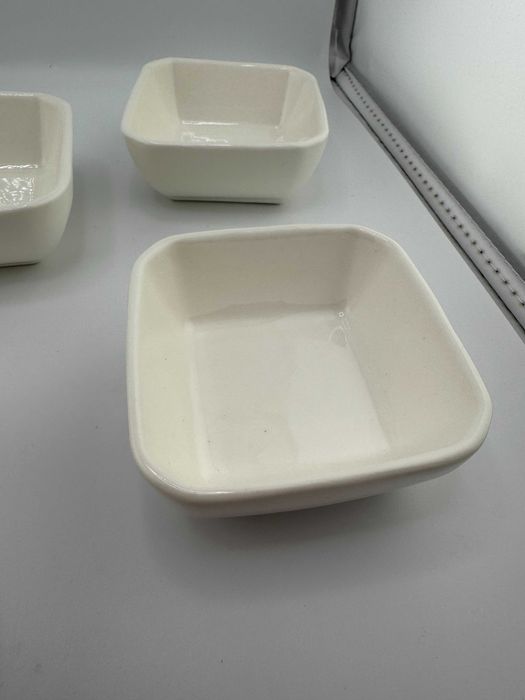 Zestaw małych porcelanowych miseczek ceramicznych na sos sojowy sushi