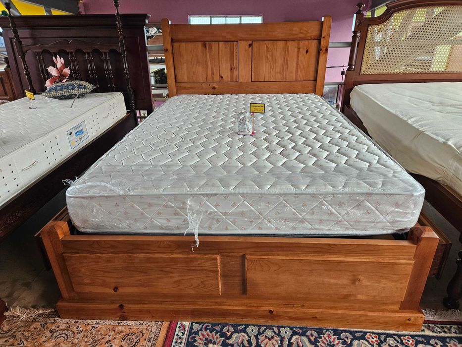 Cama em madeira maciça, com 4 gavetas, estrado e colch