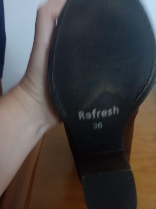 Botas novas castanhas