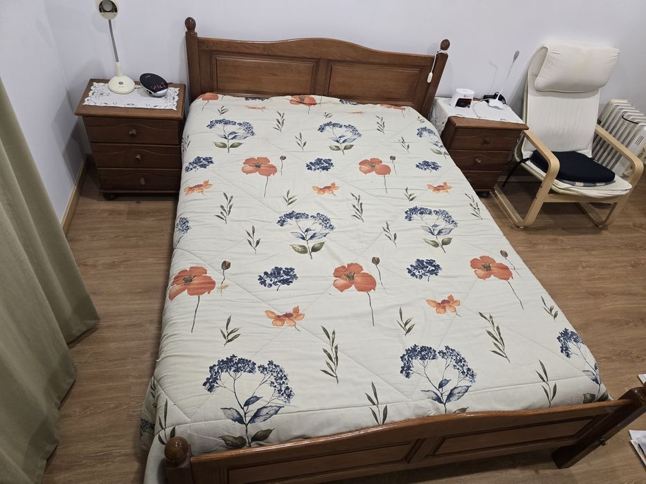 Cama de madeira com 2 mesinhas de cabeceira