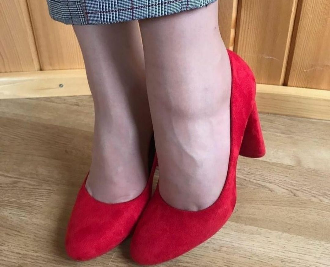 Туфли новые, красные.