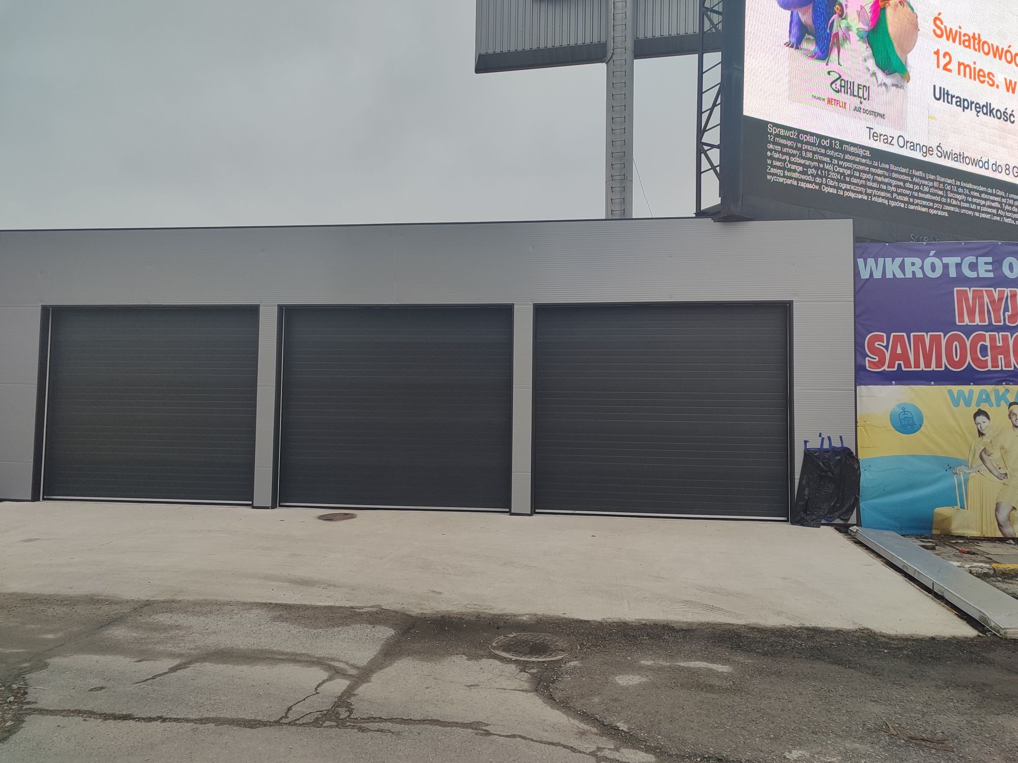 Brama garażowa 3x3 m.  Kolor czarny 9005 , antracyt 7016 , biała 9010