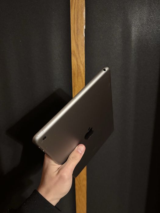 Apple iPad 6 32  Wi-Fi  Планшет