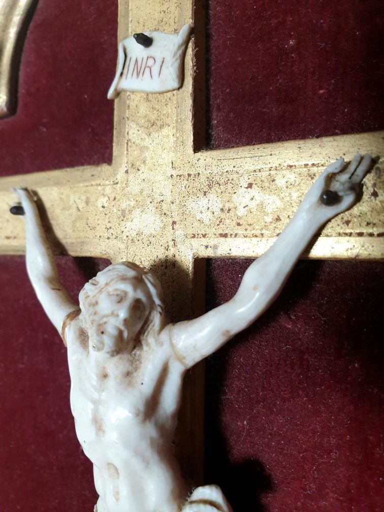 Magnífica antiga imagem de precioso Cristo na cruz em moldura dourada