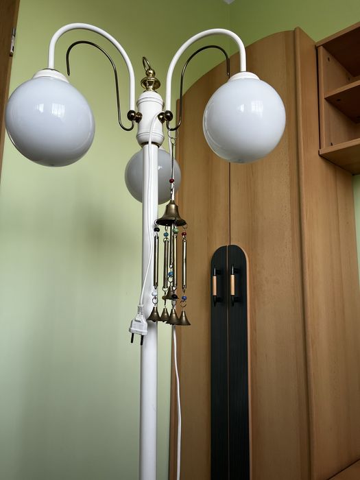 Lampa biała stojąca