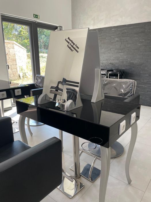 3 mesas centrais com pé elegante e tomadas nas laterias