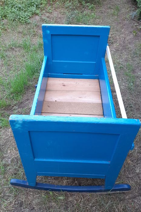 Drewniana kołyska na biegunach