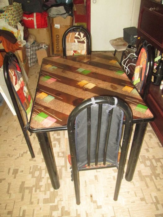 Стол обеденный и четыре стула