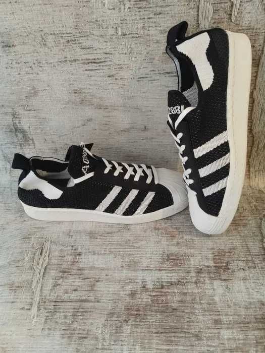 Adidas Superstar 80S Primeknit w kolorze czarnym.