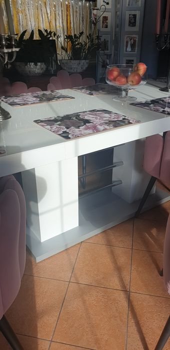 Piekny elegancki bialy stół