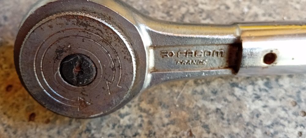 Chaves de caixa e roquete facon gigante