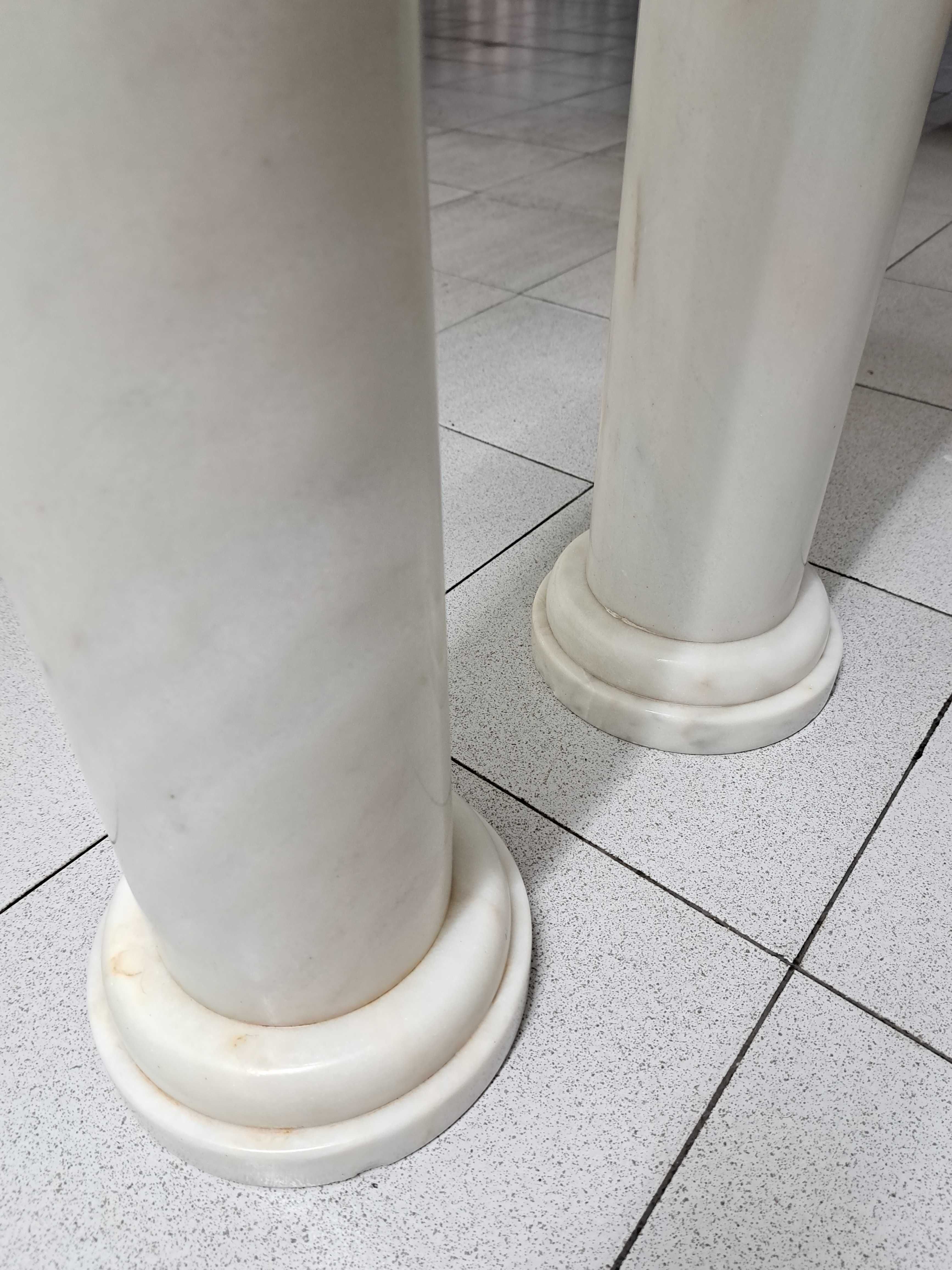 Colunas em mármore branco