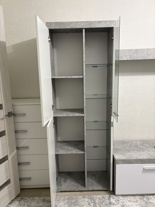 Продам шафу зі скляними дверцятами