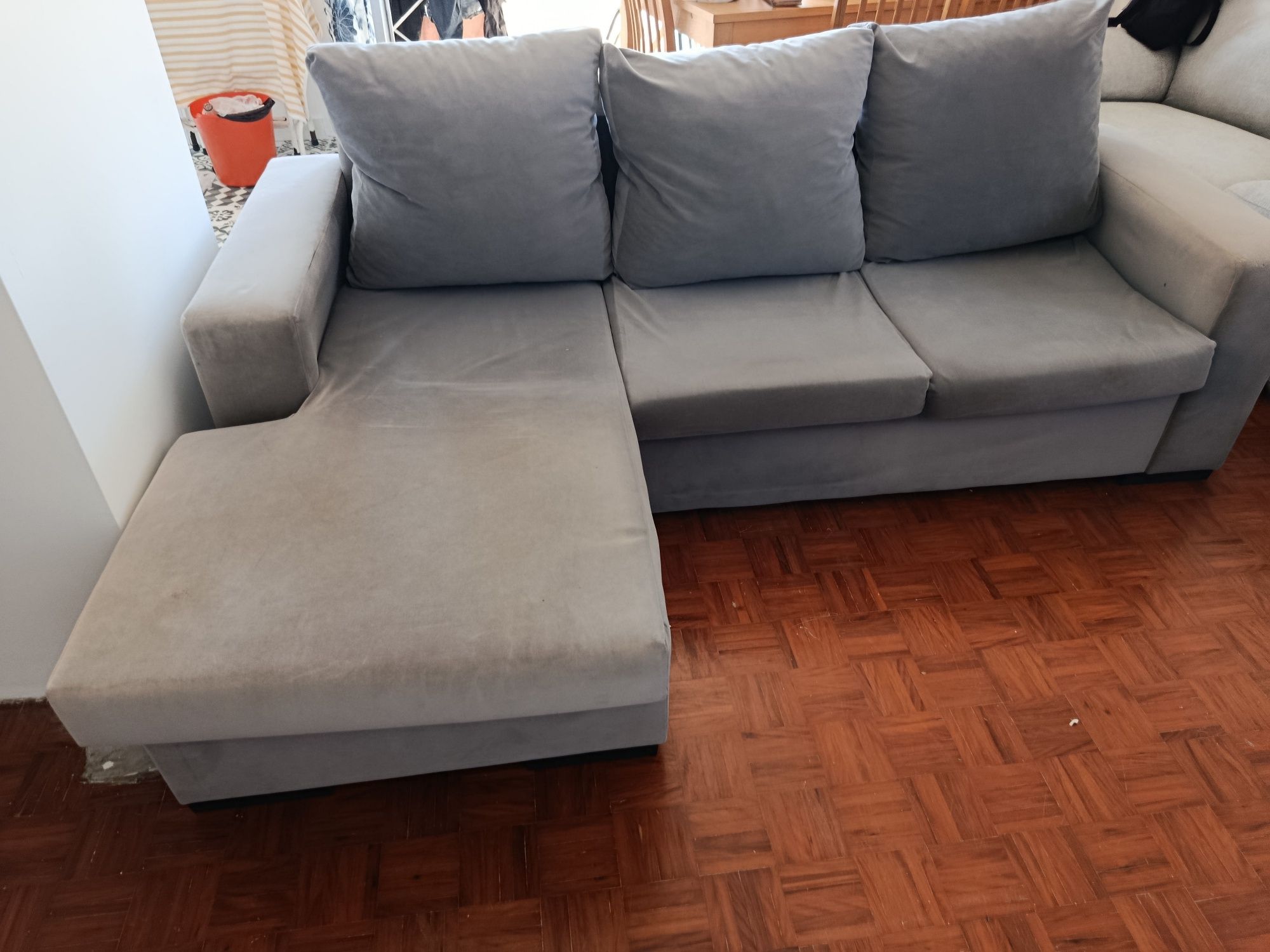 Sofá com chaise tanto para esquerda como para a direita