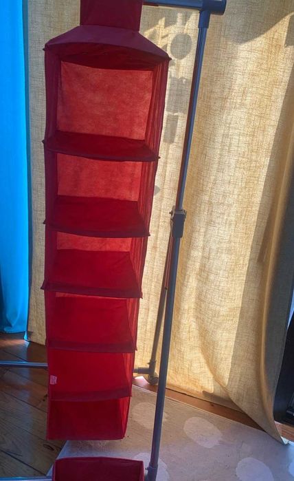 Saco de armazenamento para pendurar roupa com gaveta e prateleiras