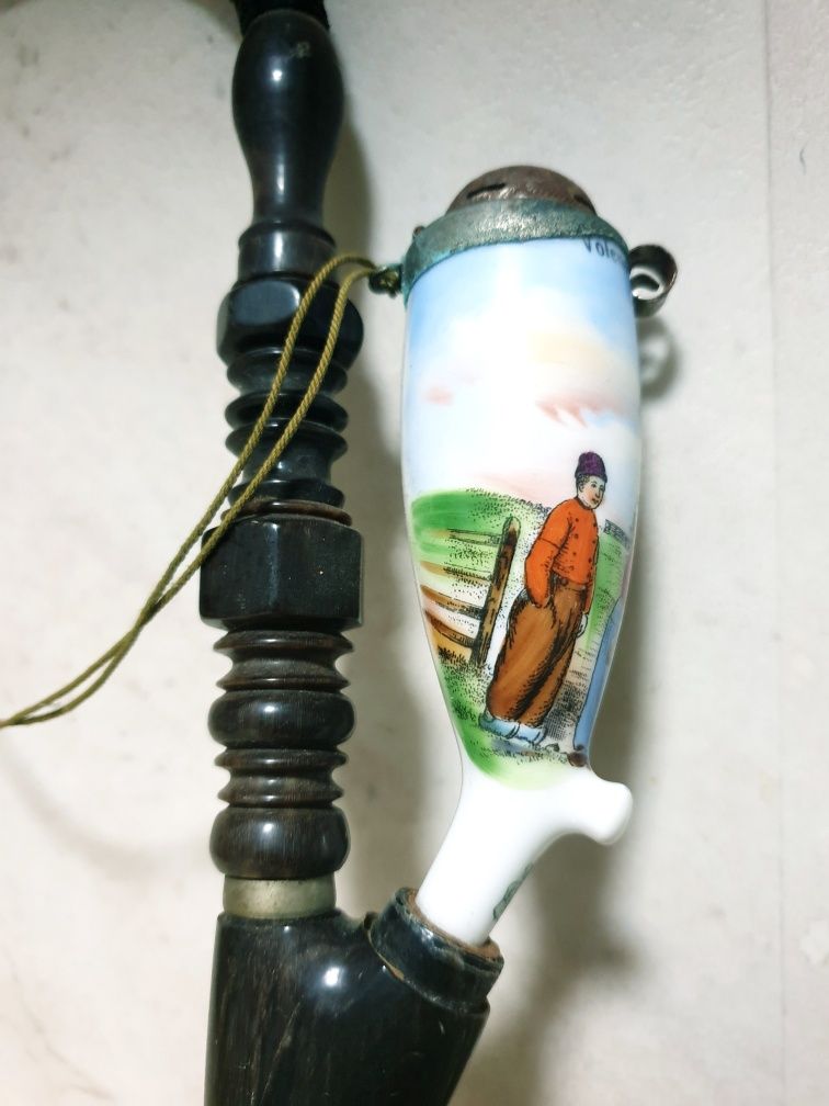 Antigo cachimbo holandês flexível em porcelana e chifre