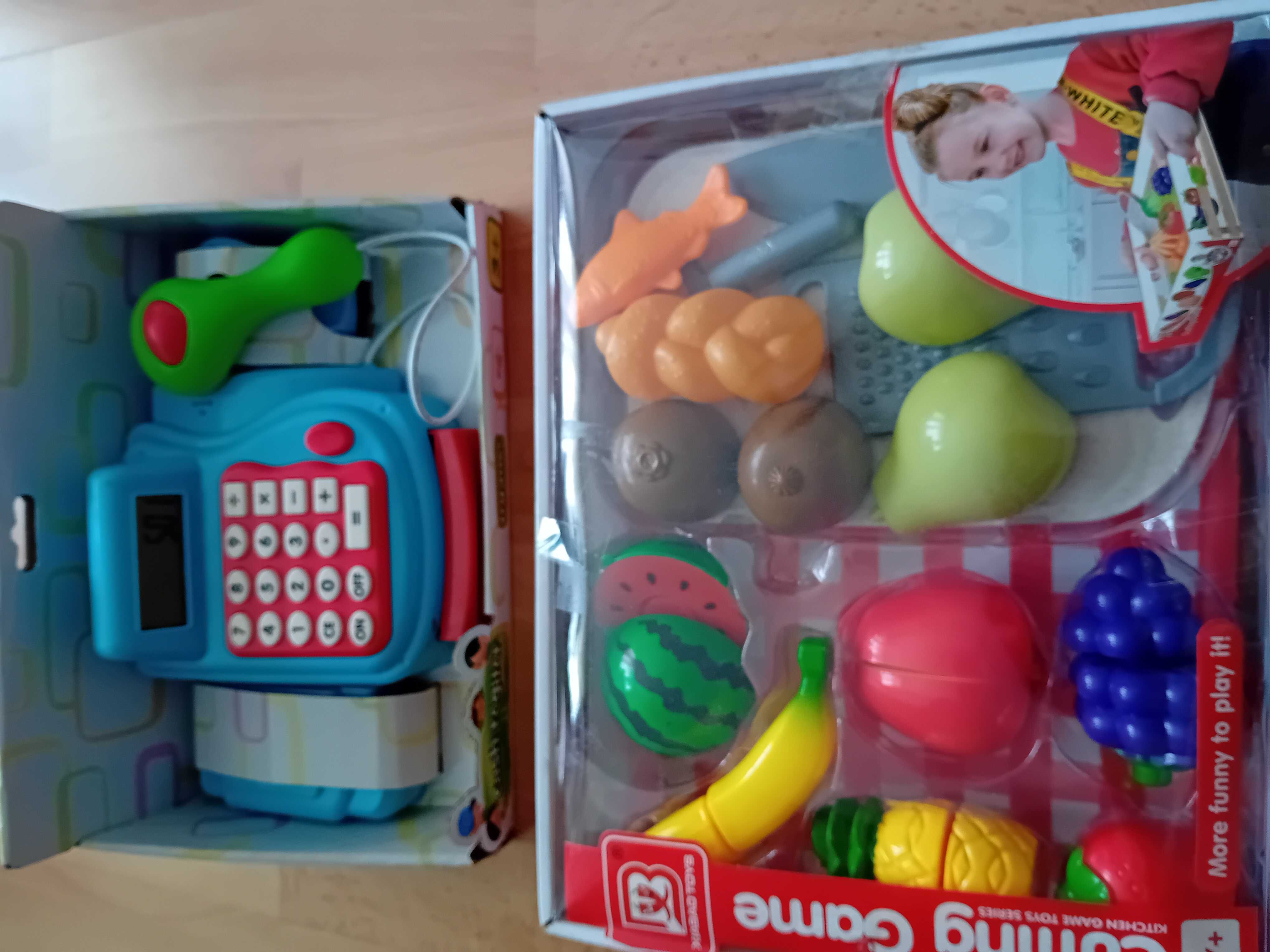 Zabawka kasa fiskslna i zestaw owocow z akcesoriami do zabawy w sklep.