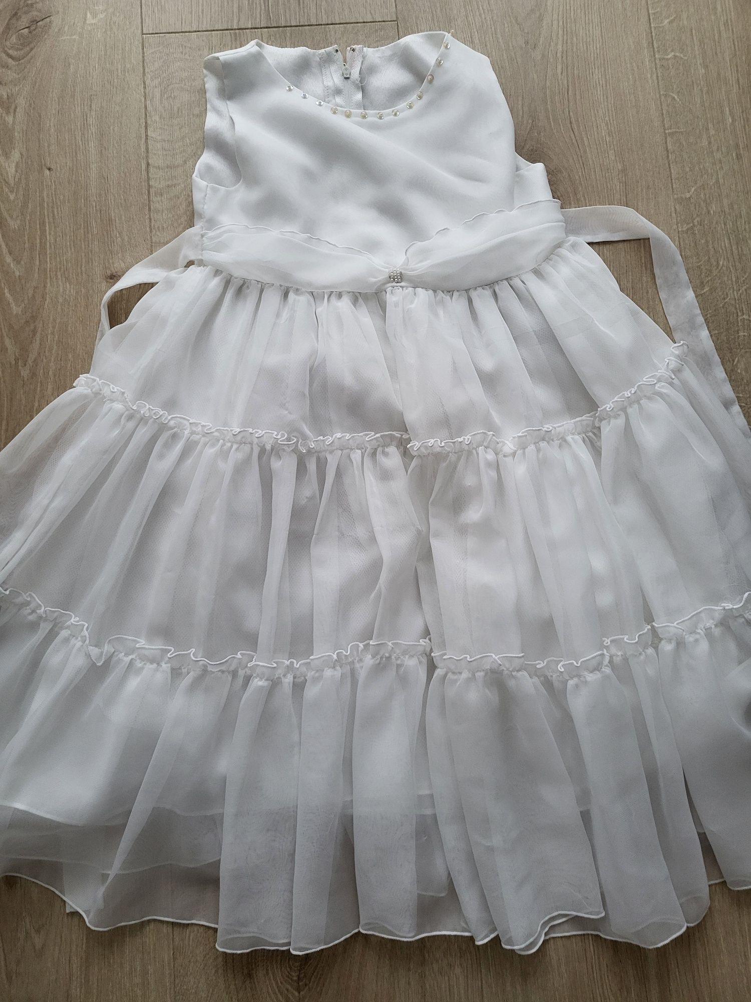 Biała sukieneczka 134
