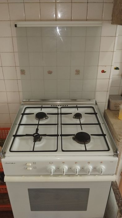 Fogão usado em bom estado.