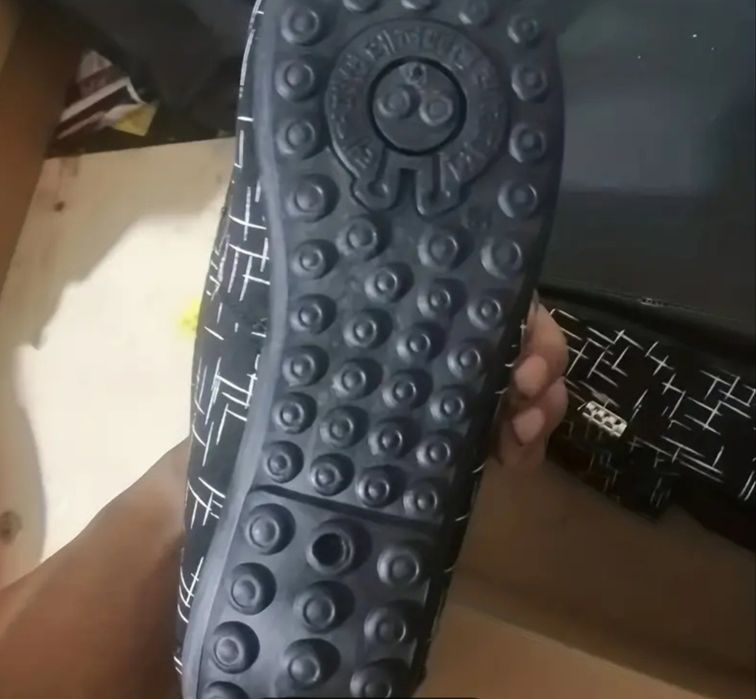 4  pares de Sapatos/botas  novos ..