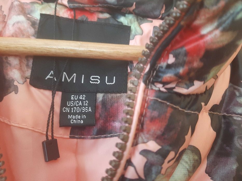 Продам молодіжну яскраву курточку