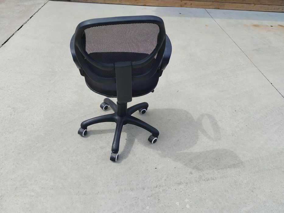 Czarne krzesło obrotowe