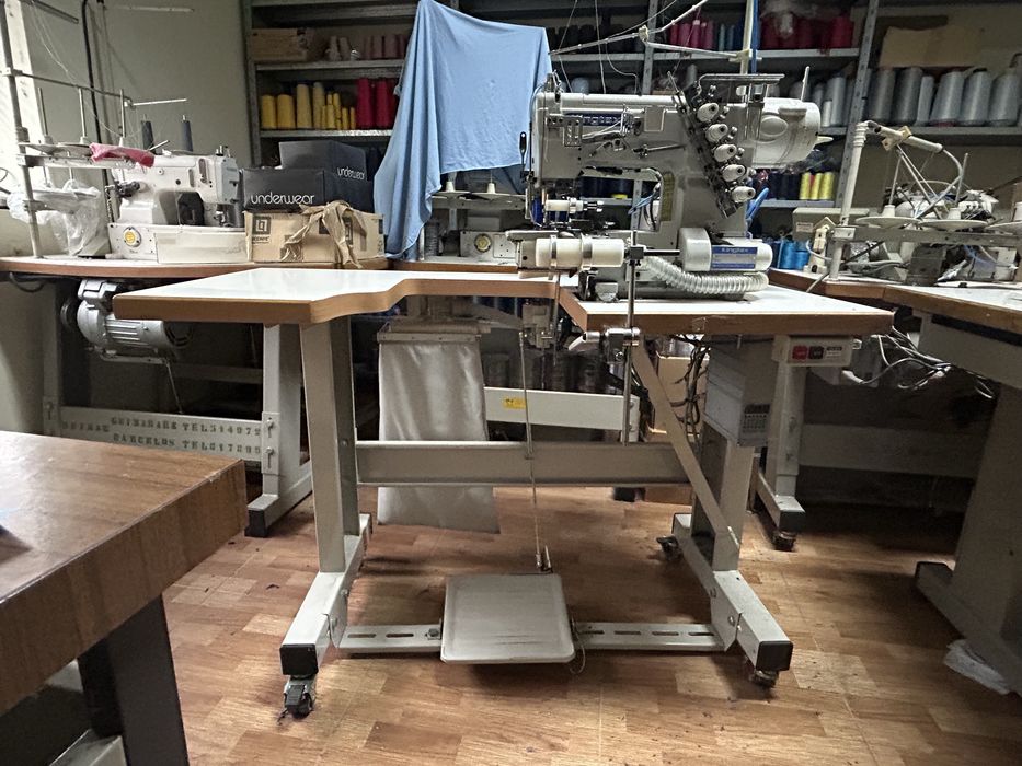 Máquina de meter elástico em fechado