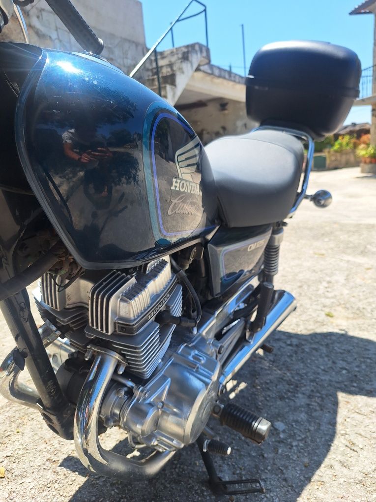 Honda CM 125 muito bem estimada