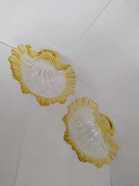 Szklana miska salaterka muszla na nóżkach zółta cieniowana