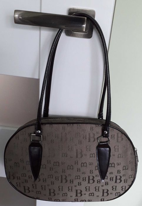 Mała torebka bez przegródek o wymiarach 30cm/20cm/7cm.