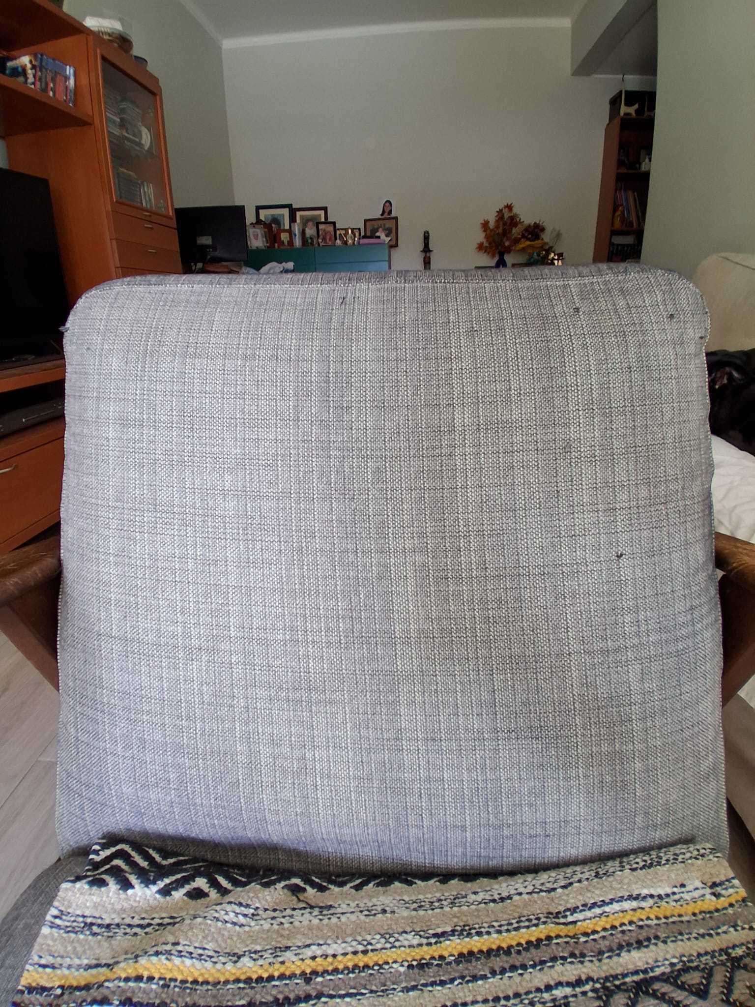 Poltrona Cinza IKEA, modelo EKENÄSET