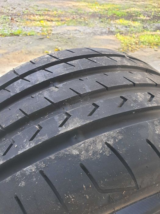 Varias jantes e pneus