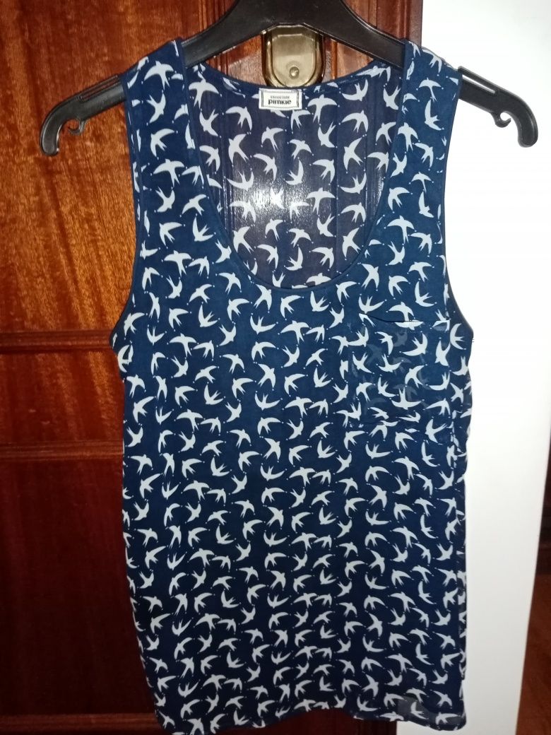 Blusa transparente com símbolo de andorinhas