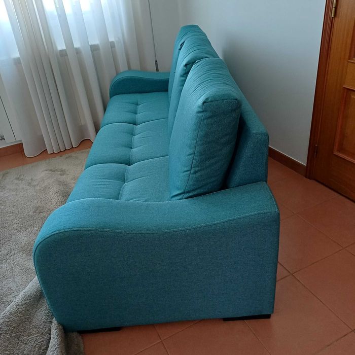 Sofá com 2, 20m por 0,80m, em muito bom estado.