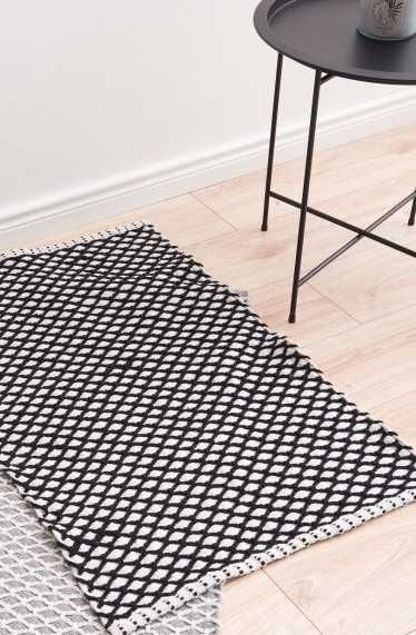 Стильный интерьерный коврик sinsay 60х90 черно-белый