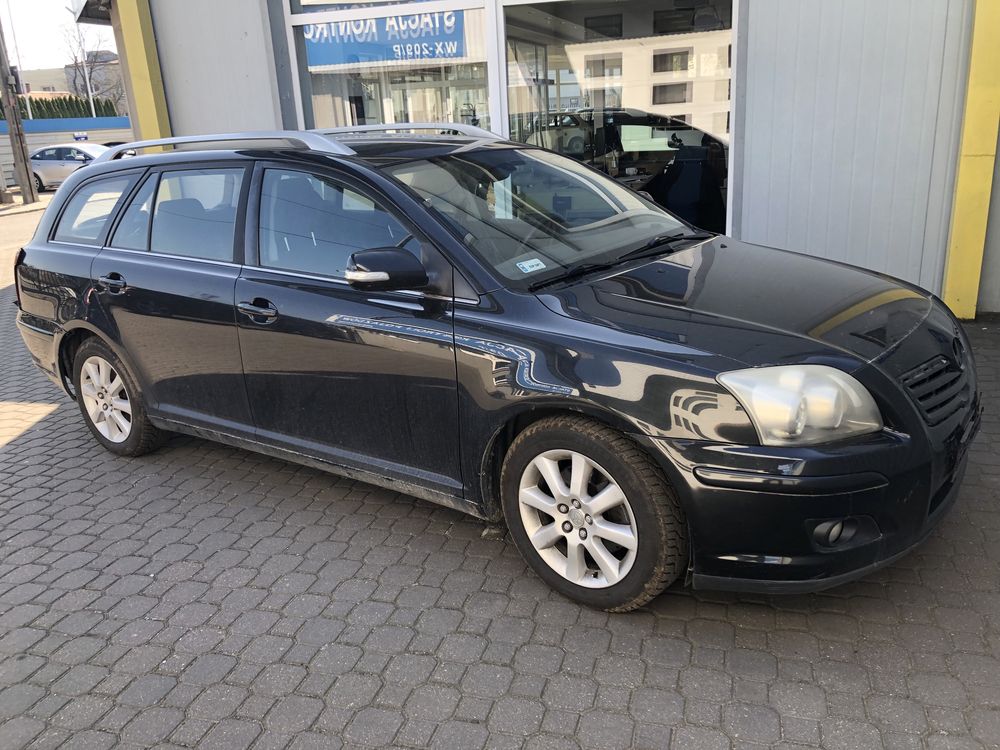 Toyota Avensis uszkodzona