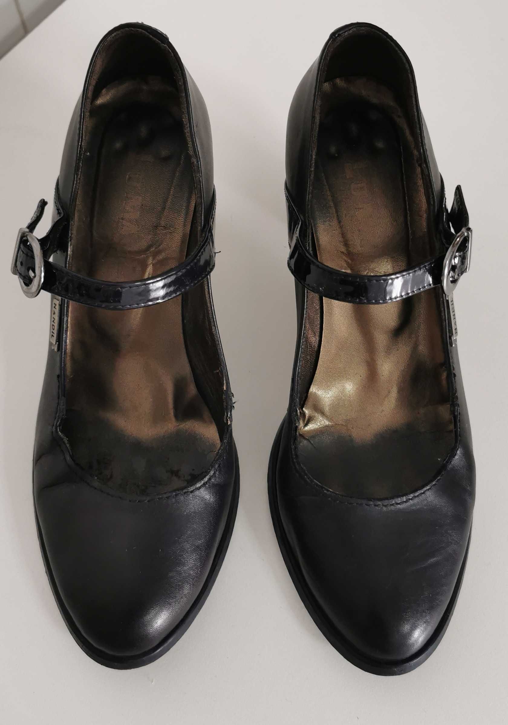 Sapatos pretos em pele com salto