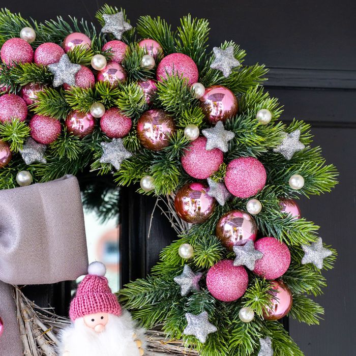 Świąteczny wianek w odcieniach różu i srebra