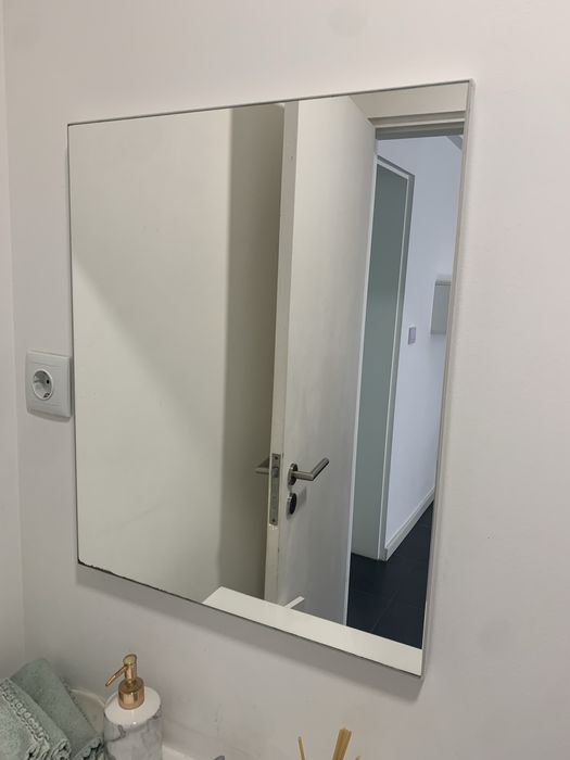 Movel casa banho com espelho e torneira