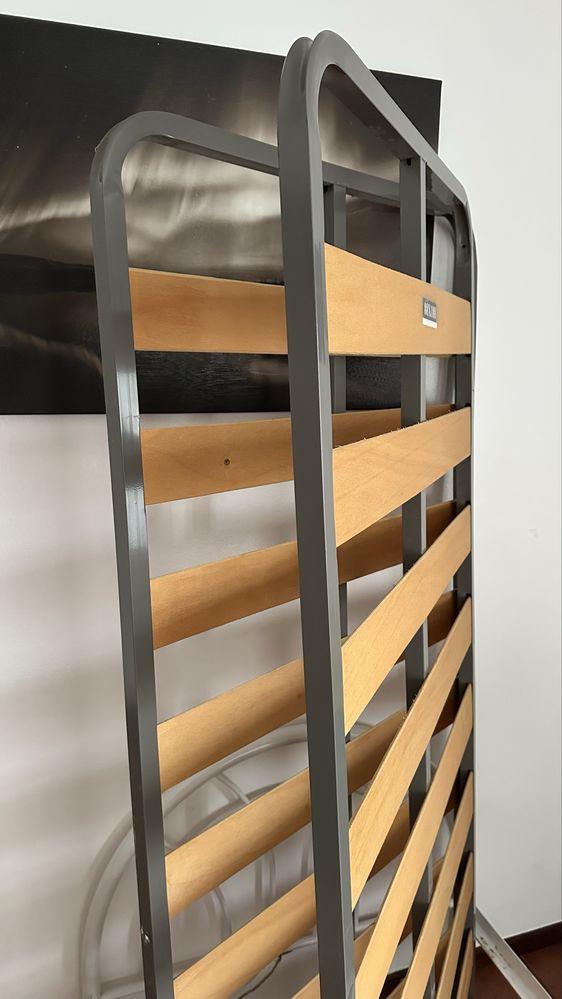 Cama de solteiro em ferro + colchão + 2 estrados (ótimo estado)