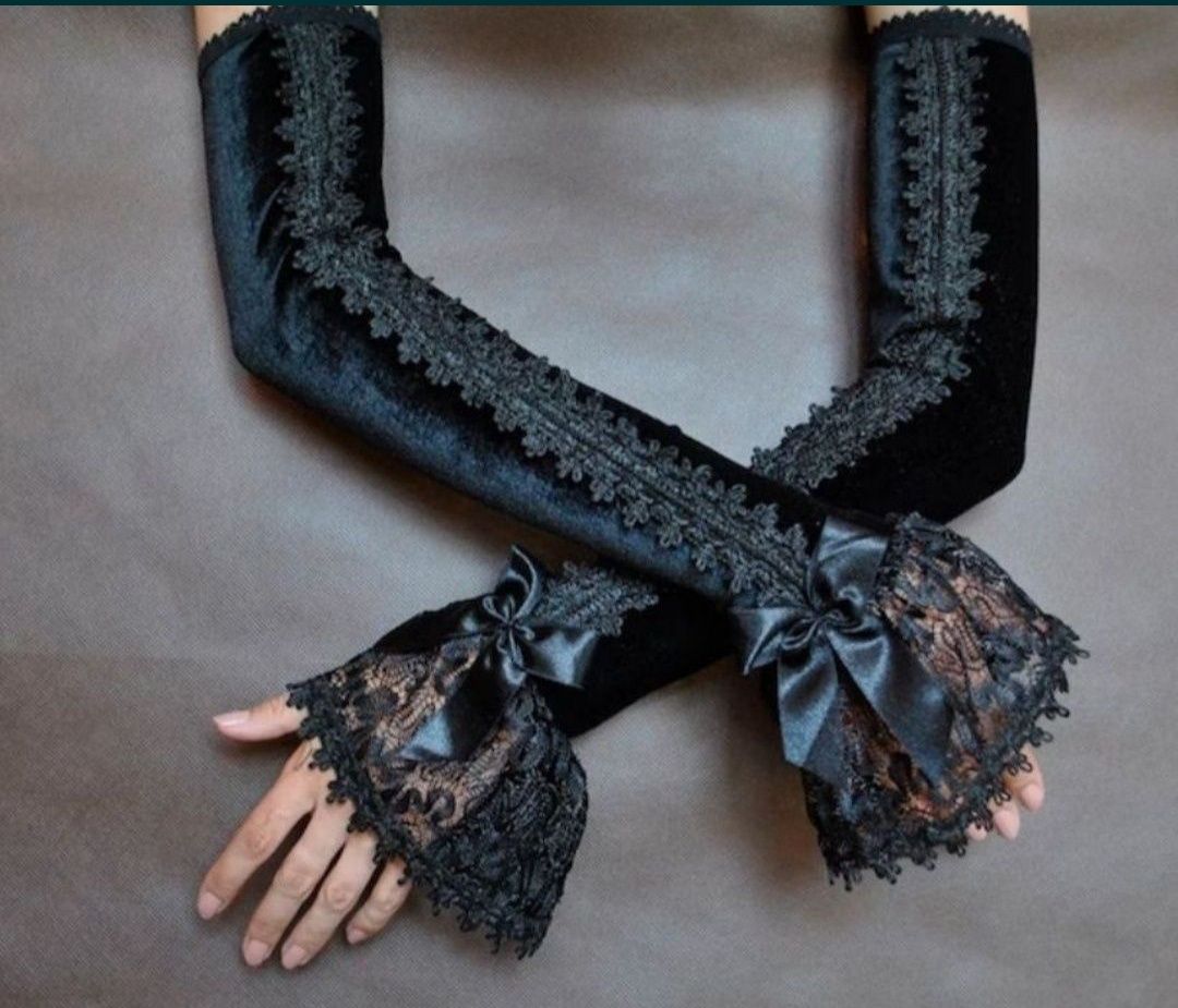 Czarne długie rękawiczki welurowe z falbaną