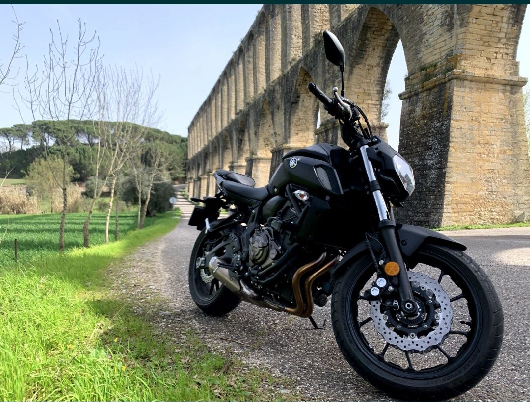 Vendo mota MT07 excelente estado