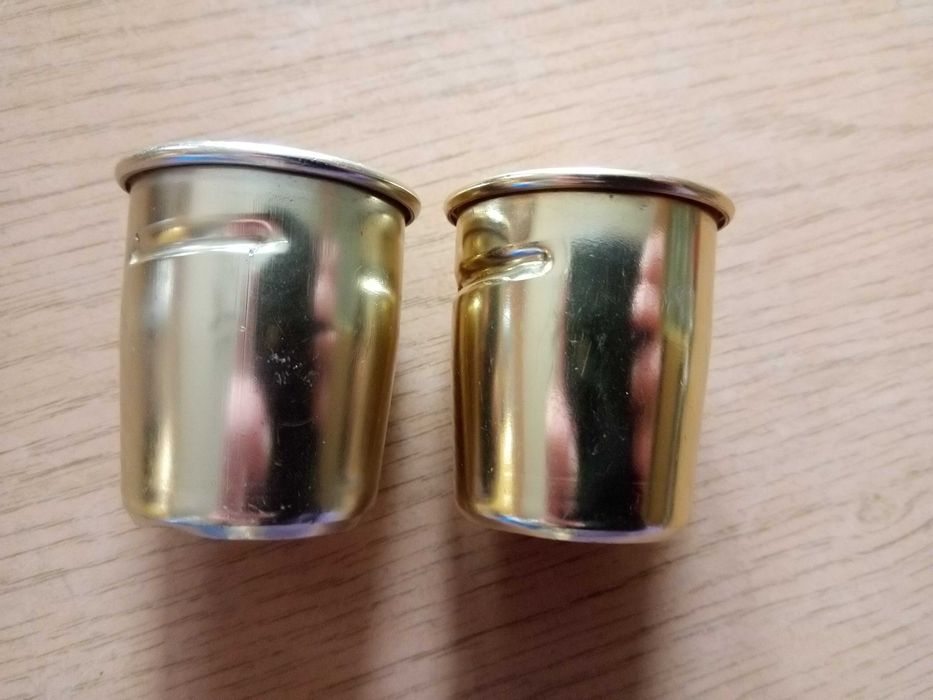 Szklana piersiówka z 2 kieliszkami lata 90-te